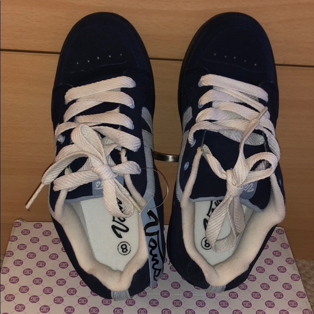 Vans Shelby sneakers in Navy